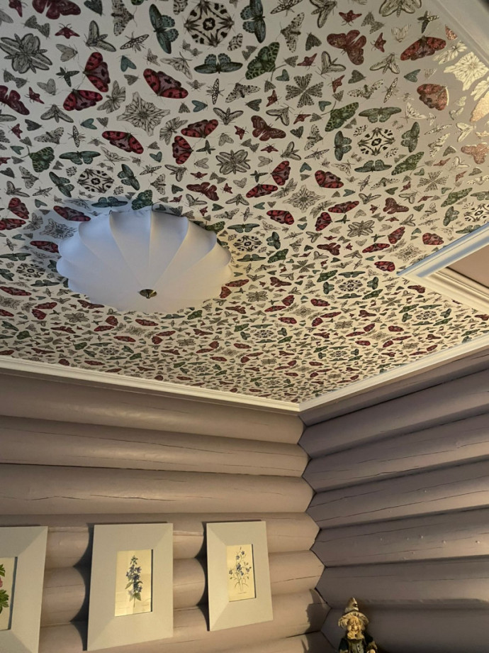 Яркое оформление загородного дома обоями Arthouse